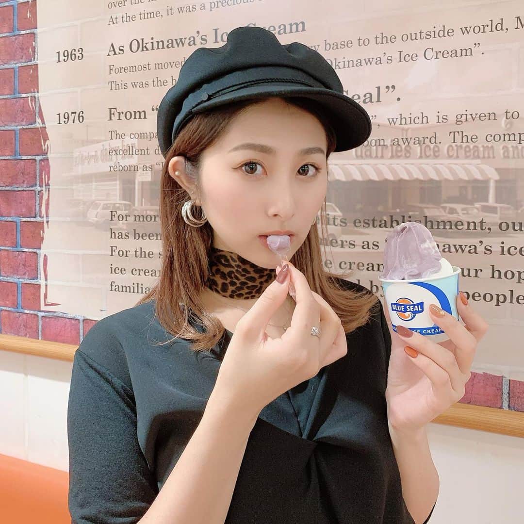 のインスタグラム：「必ず食べる ブルーシール🍦 . 紅芋と塩ミルクソフトクリーム、、、 の下にチョコミント😝😝笑 . #沖縄 #okinawa #沖縄グルメ  #ice #アイス #チョコミント #chocomint #blueseal  #bluesealicecream #ブルーシール」