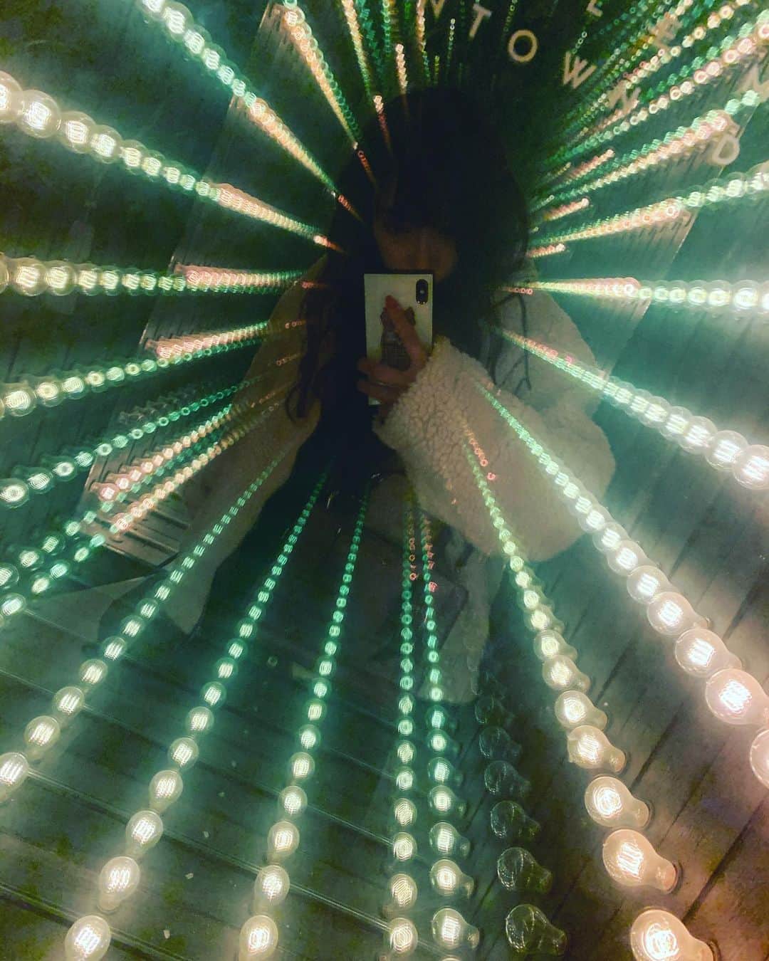 小林愛香さんのインスタグラム写真 - (小林愛香Instagram)「不思議な場所💡 注目線みたいで面白いっ 電球いっぱい。 おやすみ。 #newyork 💡💡💡💡💡💡💡」11月17日 13時28分 - kyanstagram_