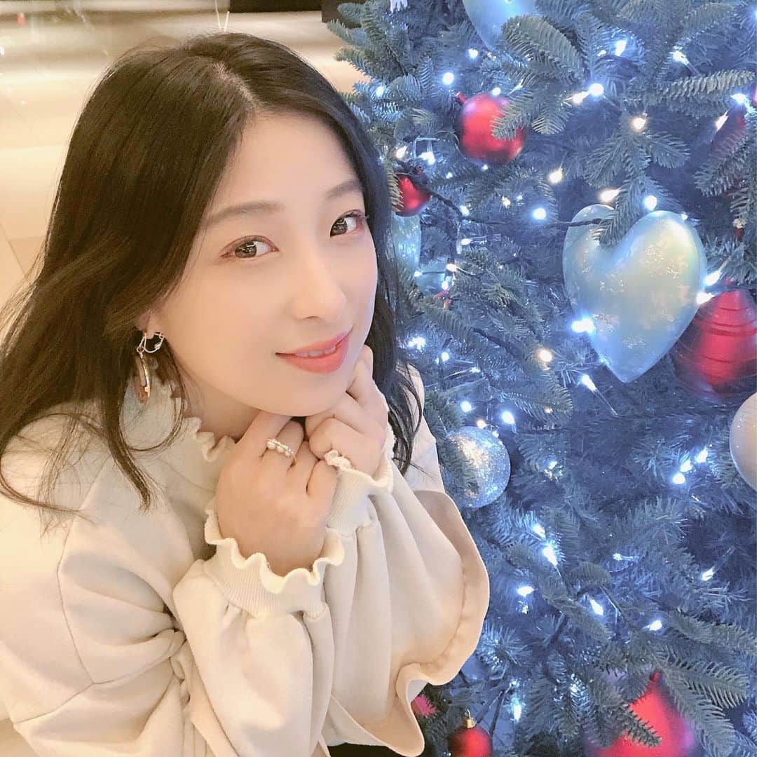 のインスタグラム：「街中がクリスマス仕様に なっててわくわくする🎄 . #女優 #緒方ありさ  #写真好きな人と繋がりたい  #ポートレート撮影 #クリスマスツリー #ポートレート女性  #ヘアメイク #韓国ファッション #ランニング #ランニング女子 #justdoit #kireiphoto #instagood」