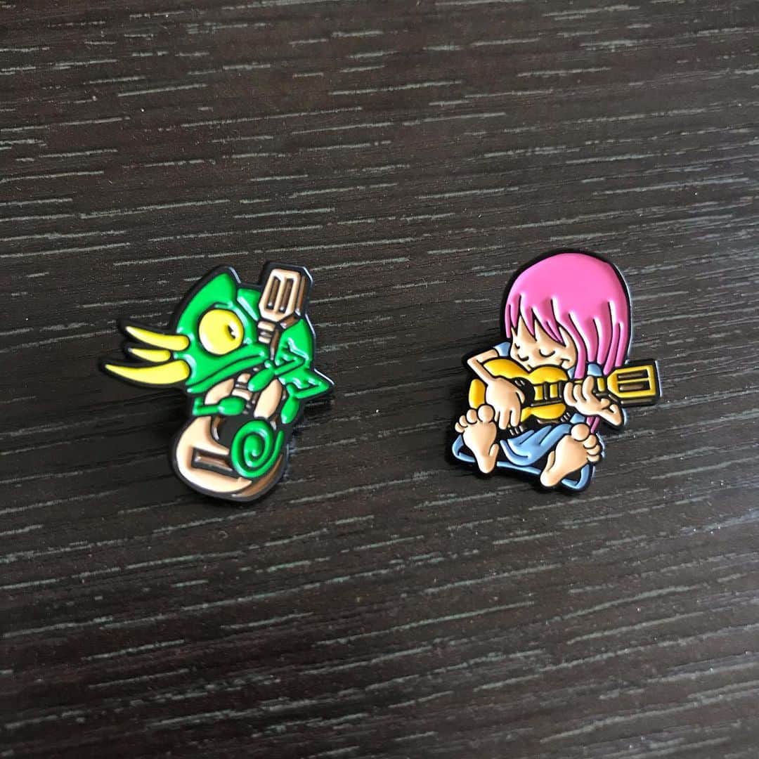 KATさんのインスタグラム写真 - (KATInstagram)「Some of you know I hide this little guy in some of my videos and album artwork! ⁣ ⁣ I have wanted to make enamel pins for a long time and finally made the jump! 🙌🏼⁣ (Thank you @newmoonpapergoods )⁣ ⁣ I have made a small batch of these and the little girl (swipe right) plus some other one off paintings that I have been posting in my stories! 🎨⁣ ⁣ Link to the store is in my profile and all proceeds will go towards funding the music, and video and Japan tour! ⁣ ⁣ トミキチのカメレオン君はリリースのアートワークに必ず隠れてますが、ずっとピンを作りたかったので、今回作りました！　⁣ ピンや、私が最近描いた絵もホームページのネットストアで今週限定で販売します！^_^⁣ ⁣ #chameleon #enamelpin #lapelpin #merch #tomikichi」11月17日 13時37分 - katmcdowell