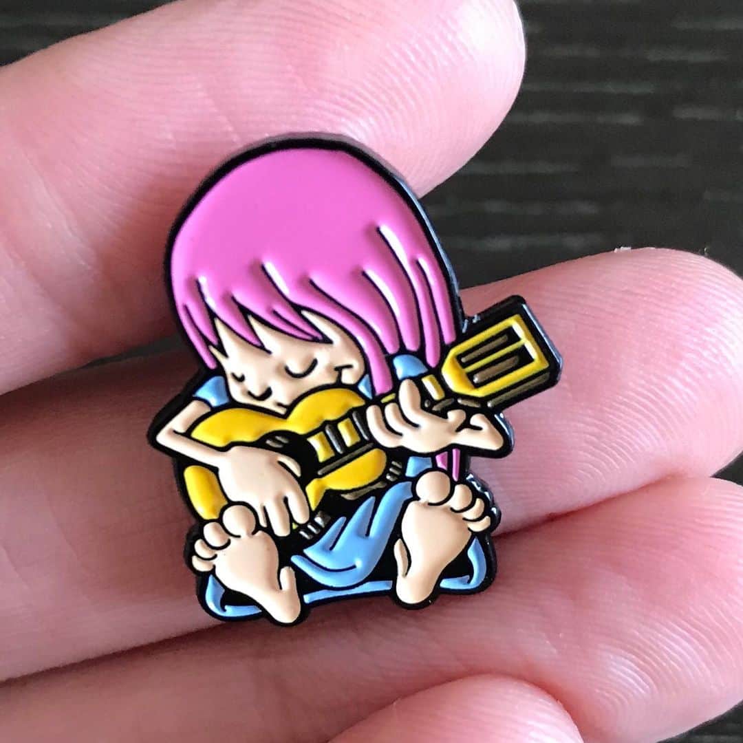 KATさんのインスタグラム写真 - (KATInstagram)「Some of you know I hide this little guy in some of my videos and album artwork! ⁣ ⁣ I have wanted to make enamel pins for a long time and finally made the jump! 🙌🏼⁣ (Thank you @newmoonpapergoods )⁣ ⁣ I have made a small batch of these and the little girl (swipe right) plus some other one off paintings that I have been posting in my stories! 🎨⁣ ⁣ Link to the store is in my profile and all proceeds will go towards funding the music, and video and Japan tour! ⁣ ⁣ トミキチのカメレオン君はリリースのアートワークに必ず隠れてますが、ずっとピンを作りたかったので、今回作りました！　⁣ ピンや、私が最近描いた絵もホームページのネットストアで今週限定で販売します！^_^⁣ ⁣ #chameleon #enamelpin #lapelpin #merch #tomikichi」11月17日 13時37分 - katmcdowell