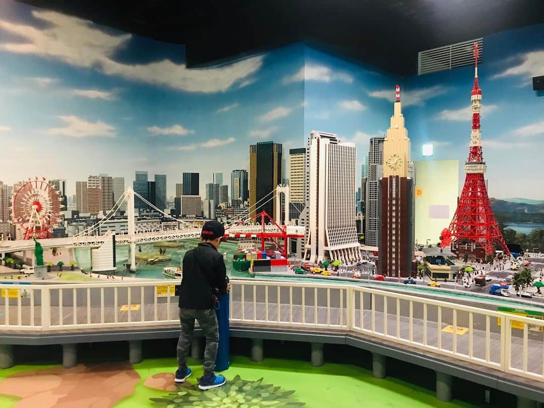 のインスタグラム：「「これってLEGOをどのように組み合わせたらできるかを計算してる人がいるんだよね？」と言う小1はLEGOの設計者を尊敬してるらしい #LEGO #legoland #legodiscoverycenter」
