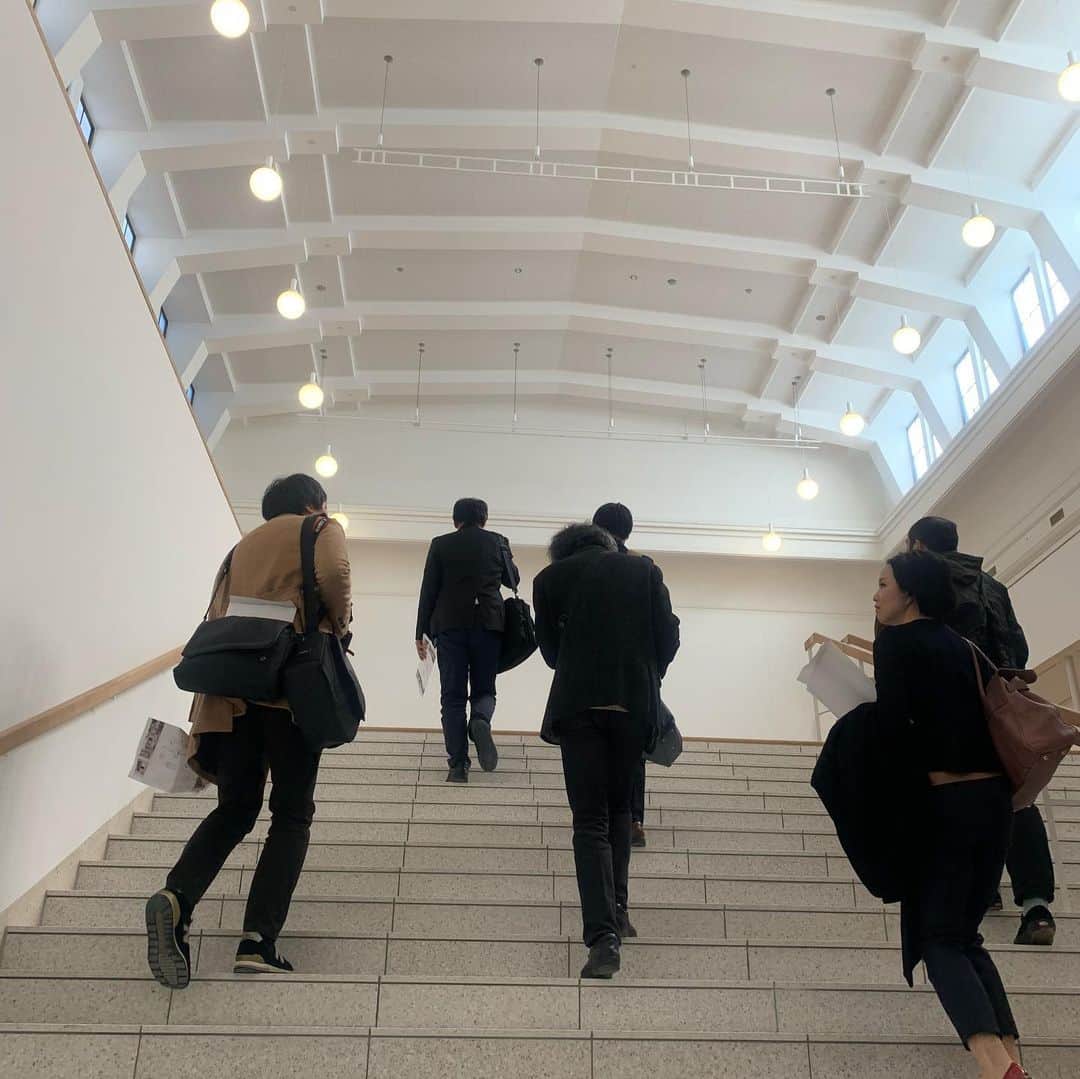 森夏子さんのインスタグラム写真 - (森夏子Instagram)「Kyoto City KYOCERA Museum of Art 🌟  京都市京セラ美術館 本館地下1階部分が登場❣️ 正面エントランスの左右に カフェとミュージアムショップがオープンします☕️ 広い広〜い中央ホールは 天井も高くてものすごく気持ちがいい😍  入口からの階段上るだけで テンションが上がります🌈  バルコニー　らせん階段 何やら素敵な音楽イベントも出来そうな気がするじゃない♬  #京都市京セラ美術館  #建物内覧会 #京都 #リニューアルオープン #岡崎エリア散策 #京都岡崎  #kyotojapan  #kyotomuseum」11月17日 13時41分 - natsusora72