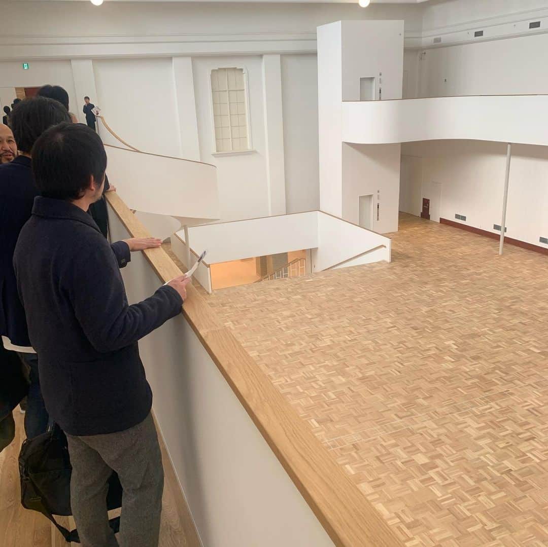 森夏子さんのインスタグラム写真 - (森夏子Instagram)「Kyoto City KYOCERA Museum of Art 🌟  京都市京セラ美術館 本館地下1階部分が登場❣️ 正面エントランスの左右に カフェとミュージアムショップがオープンします☕️ 広い広〜い中央ホールは 天井も高くてものすごく気持ちがいい😍  入口からの階段上るだけで テンションが上がります🌈  バルコニー　らせん階段 何やら素敵な音楽イベントも出来そうな気がするじゃない♬  #京都市京セラ美術館  #建物内覧会 #京都 #リニューアルオープン #岡崎エリア散策 #京都岡崎  #kyotojapan  #kyotomuseum」11月17日 13時41分 - natsusora72
