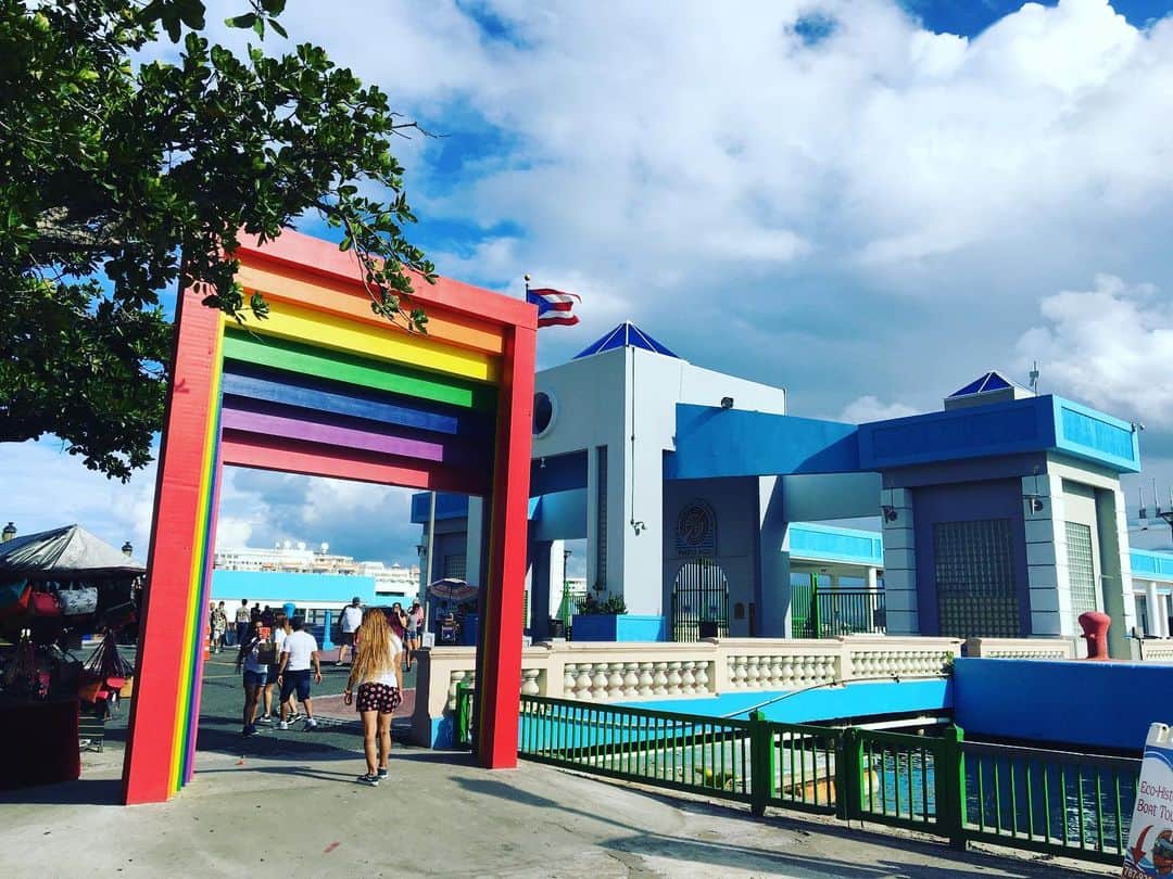 三谷晶子さんのインスタグラム写真 - (三谷晶子Instagram)「掘り起こしプエルトリコ、引き続きお送りします🇵🇷 オールドサンファン （viejo san juan）近くのサンファン ・クルーズポートターミナル。 要は港なんだけど、写真のようなグリーンとお花でできた撮影スポットや虹色のスポットがあり、お土産品の屋台がたくさん出てる。  屋台で売ってるものがこれまたかわいくて、レザークラフトからオールドサンファン の町並みみたいなパステルカラーのカラフルな石鹸とか（写真撮らせてもらえばよかったー）。 海に面した立ち飲みのバーやカフェ、噴水のある広場もほど近く、スーパーマーケットも近い。 ただ、屋台は毎日はやってないかも？ 私が行った日は日曜日でした。あと、夕方近くなると閉店します。私が行った時は15時ぐらいでした。  オールドサンファン→サン・クリストバール砦に行く道に近くもあるのでこちらも寄ってみると楽しいはずですよ✨  #プエルトリコ #PuertoRico  #LINEトラベルjp #アメリカ旅行 #キャンペーン #アメリカ #旅したくなるフォト #旅行好きな人と繋がりたい #旅好きな人と繋がりたい #VisitTheUSA  @VisitTheUSA @travel.jp  #puertoricogram #discoverpuertorico #visitpuertorico」11月17日 13時41分 - akikomitani