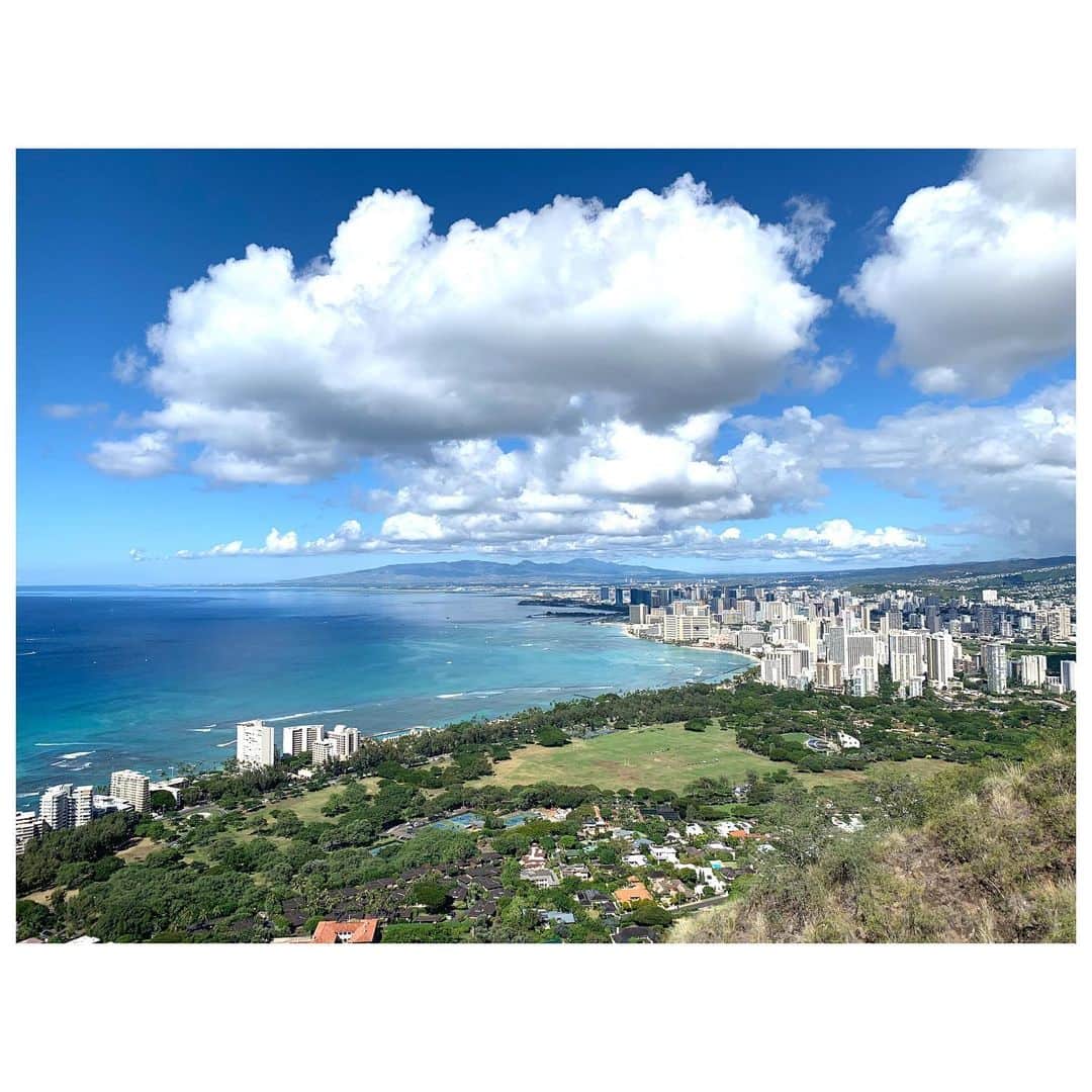 扇けいさんのインスタグラム写真 - (扇けいInstagram)「ハワイに行ったら必ず行ってみたいと思っていた #ダイアモンドヘッド ⛰✨ 最後のしんどい階段…めっちゃ集中して登ってたら後ろを振り向くことも止まることもせず登り続けてしまったという😂 ごめんなさい🙏久美子さん🙇‍♀️笑 ( @nikukyu.92505020 ) それにしても頂上から見た景色はとっても素敵でした😍 海と空のグラデーションが本当に最高だった☺️💭」11月17日 13時46分 - kei.ohgi