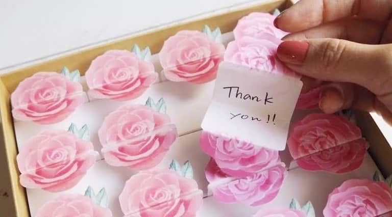 菅未里（文具ソムリエール）さんのインスタグラム写真 - (菅未里（文具ソムリエール）Instagram)「日本ホールマークさんからメッセージカードボックスが届いた！ ﻿ 薔薇に寄せ書きしてギフトボックス風にするなんて素敵だ！﻿ ﻿ ---------------------------﻿ 日本ホールマーク﻿ メッセージフラワーズ﻿ ¥1200+tax﻿ ﻿ 型番 EPS-773-137﻿ JANコード 4961099773137﻿ ---------------------------﻿ ﻿ #stationery #stationeryaddict　#stationerylove　#ホールマーク　#ギフトカード　#メッセージカード」11月17日 13時48分 - kanmisato