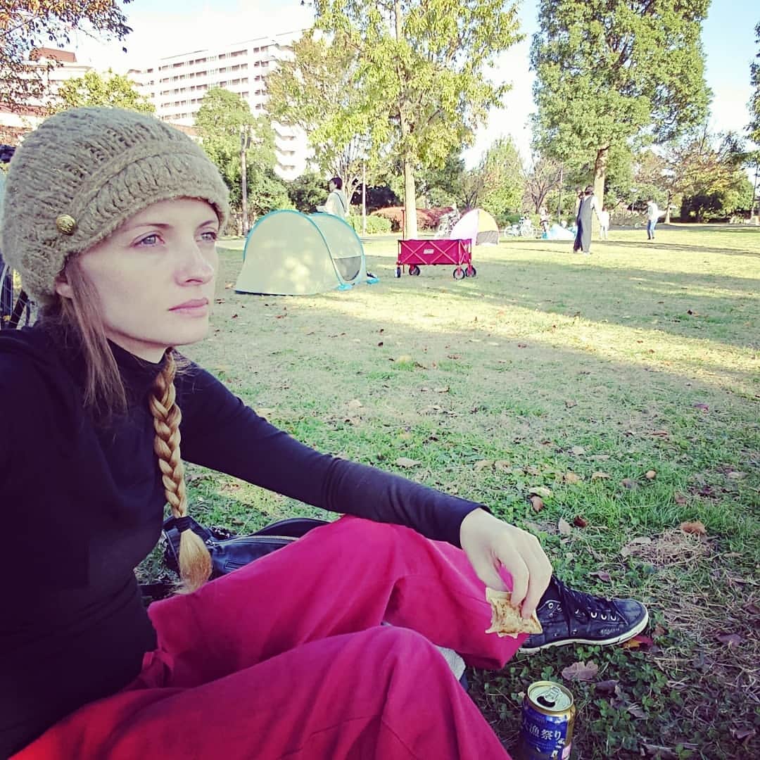アナンダ・ジェイコブズさんのインスタグラム写真 - (アナンダ・ジェイコブズInstagram)「寝間着のまんま、朝６時からのテレビ撮影が終わって、すっぴんで一人で公園でランチ！#なう  #公園 #赤いズボンの女の子」11月17日 14時02分 - ananda_jacobs_