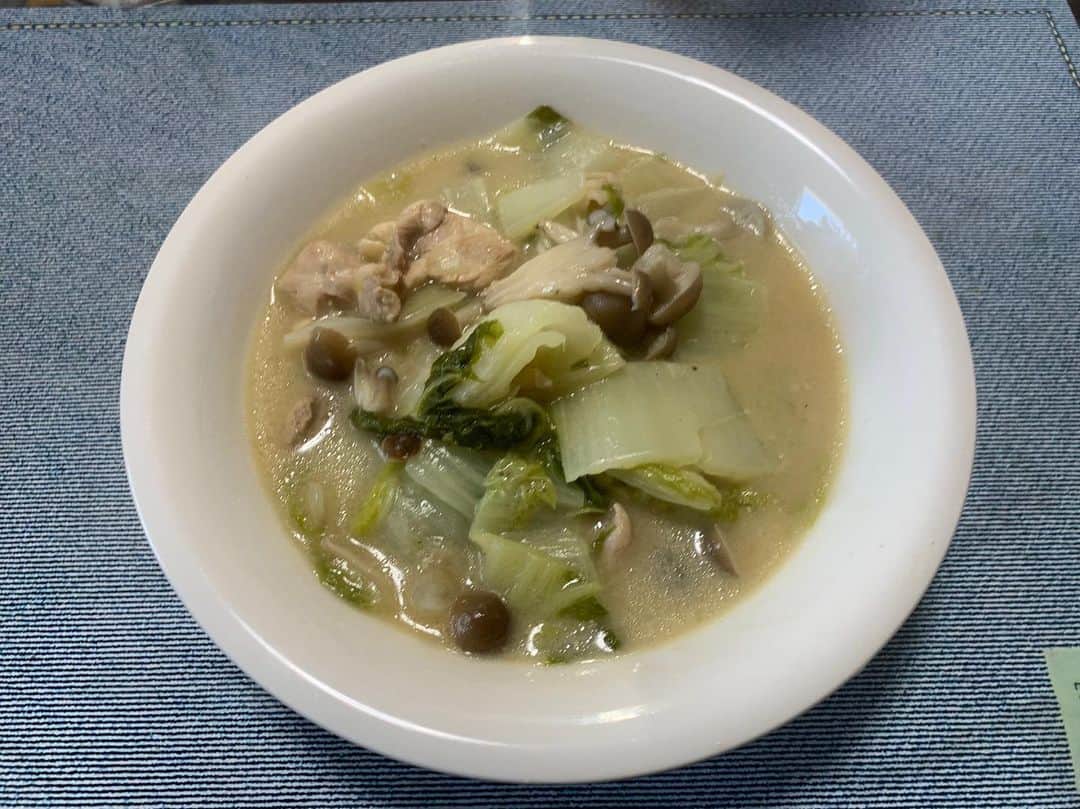 片山真人のインスタグラム：「休日は自炊。 #白菜と鶏肉のクリーム煮 #自炊 #休日  #ちょっと #薄かった #ぶなしめじ」