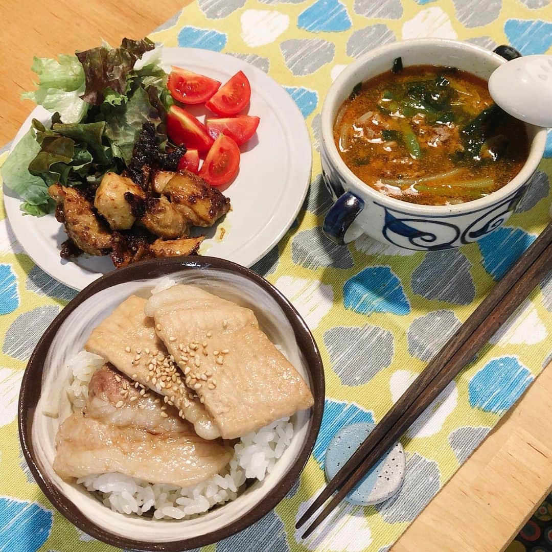 のインスタグラム：「* * 今回の料理教室は、、 ★カレー味のタンドリーチキン ★甘醤油味の豚丼 ★牛肉のピリ辛ユッケジャンスープ  という、 鶏、豚、牛を3種類使ったメニューで食べ比べです🥰✨ * * 当たり前だけど素材によって料理の味や食感、栄養って全然違う。 それぞれの魅力がありますね✨ どれも美味しくできました🥳🍽✨ ボリューミーでお腹いっぱい😋 * * #cooking #cook #料理 #food #フード #タンドリーチキン #豚丼 #ユッケジャンスープ」