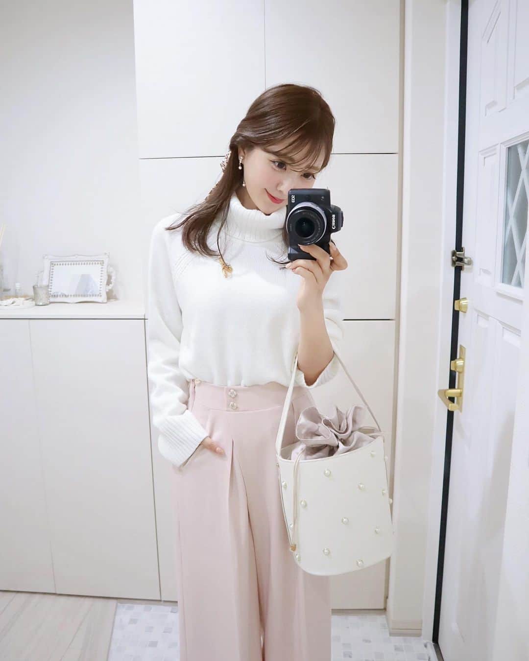中田絵里奈さんのインスタグラム写真 - (中田絵里奈Instagram)「. ワイドパンツコーデの日☺︎ . カジュアルなアイテムの組み合わせなので優しい色味で🌸 パンツとバッグは数年前のアイテムですがお気に入りでずっと使ってます😌 @lerevevaniller . . . #パンツコーデ #タートルネック #ワイドパンツ #vaniller」11月17日 13時55分 - erinanakata