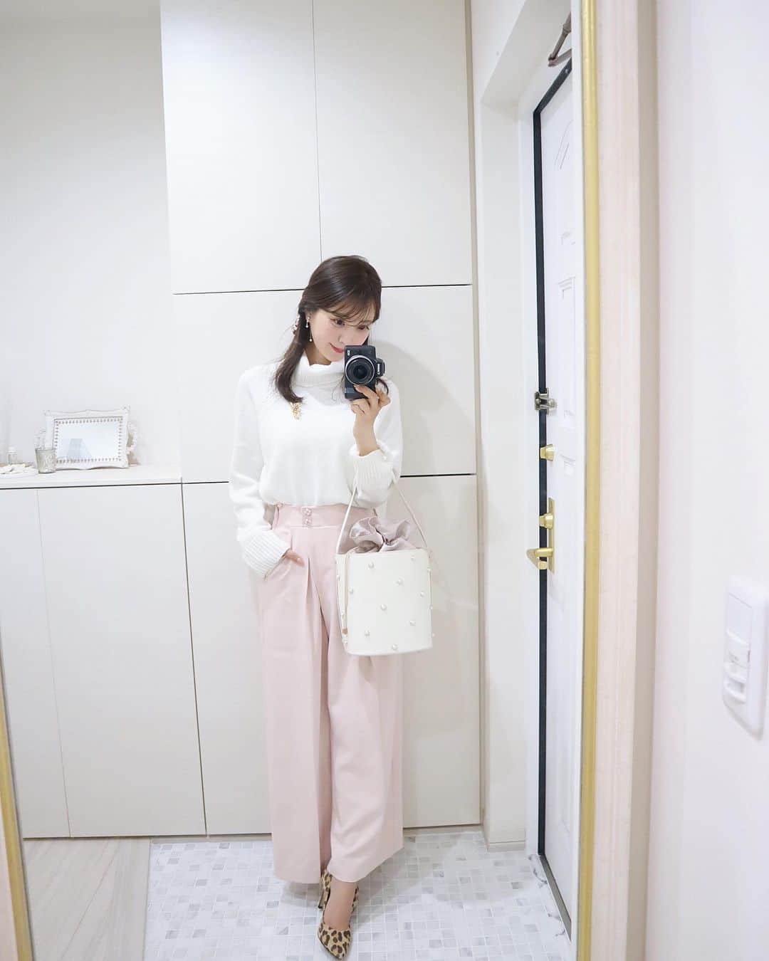 中田絵里奈さんのインスタグラム写真 - (中田絵里奈Instagram)「. ワイドパンツコーデの日☺︎ . カジュアルなアイテムの組み合わせなので優しい色味で🌸 パンツとバッグは数年前のアイテムですがお気に入りでずっと使ってます😌 @lerevevaniller . . . #パンツコーデ #タートルネック #ワイドパンツ #vaniller」11月17日 13時55分 - erinanakata