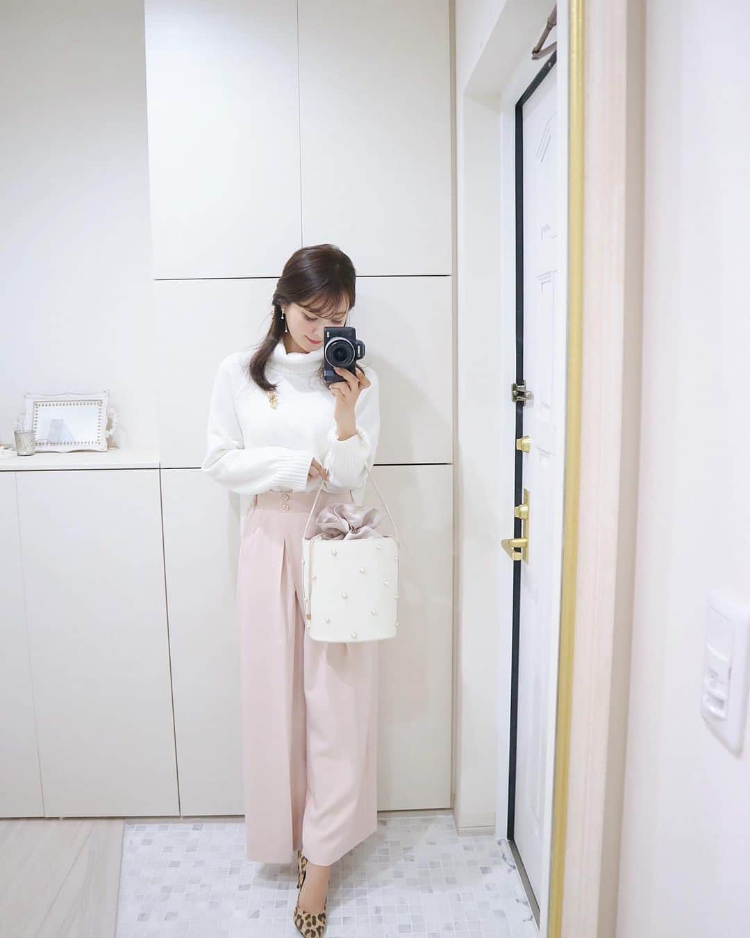 中田絵里奈さんのインスタグラム写真 - (中田絵里奈Instagram)「. ワイドパンツコーデの日☺︎ . カジュアルなアイテムの組み合わせなので優しい色味で🌸 パンツとバッグは数年前のアイテムですがお気に入りでずっと使ってます😌 @lerevevaniller . . . #パンツコーデ #タートルネック #ワイドパンツ #vaniller」11月17日 13時55分 - erinanakata