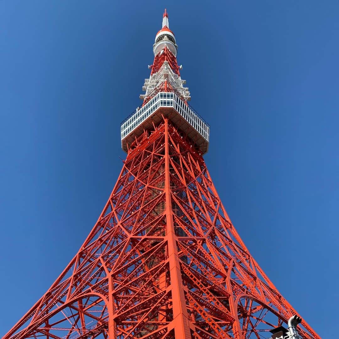 くろさんのインスタグラム写真 - (くろInstagram)「ランチはホルモンまさる🍺 食後は東京タワーまでお散歩🗼 東京タワーで沖縄イベントやってたのでサータアンダギーとオリオンビール🍺 で、増上寺からのスタバ芝大門🍓 #ホルモンまさる #食べログ百名店2019 #食べログ百名店 #昼からビール #昼ビ #東京タワー #東京タワー沖縄garden #沖縄garden #増上寺 #スタバ #ストロベリーケーキフラペチーノ #スターバックスコーヒー芝大門店」11月17日 13時56分 - m6bmw