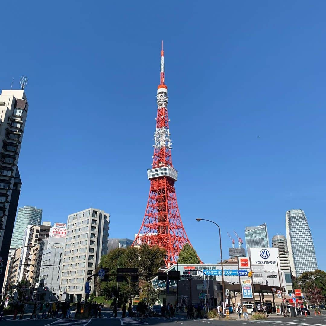 くろさんのインスタグラム写真 - (くろInstagram)「ランチはホルモンまさる🍺 食後は東京タワーまでお散歩🗼 東京タワーで沖縄イベントやってたのでサータアンダギーとオリオンビール🍺 で、増上寺からのスタバ芝大門🍓 #ホルモンまさる #食べログ百名店2019 #食べログ百名店 #昼からビール #昼ビ #東京タワー #東京タワー沖縄garden #沖縄garden #増上寺 #スタバ #ストロベリーケーキフラペチーノ #スターバックスコーヒー芝大門店」11月17日 13時56分 - m6bmw