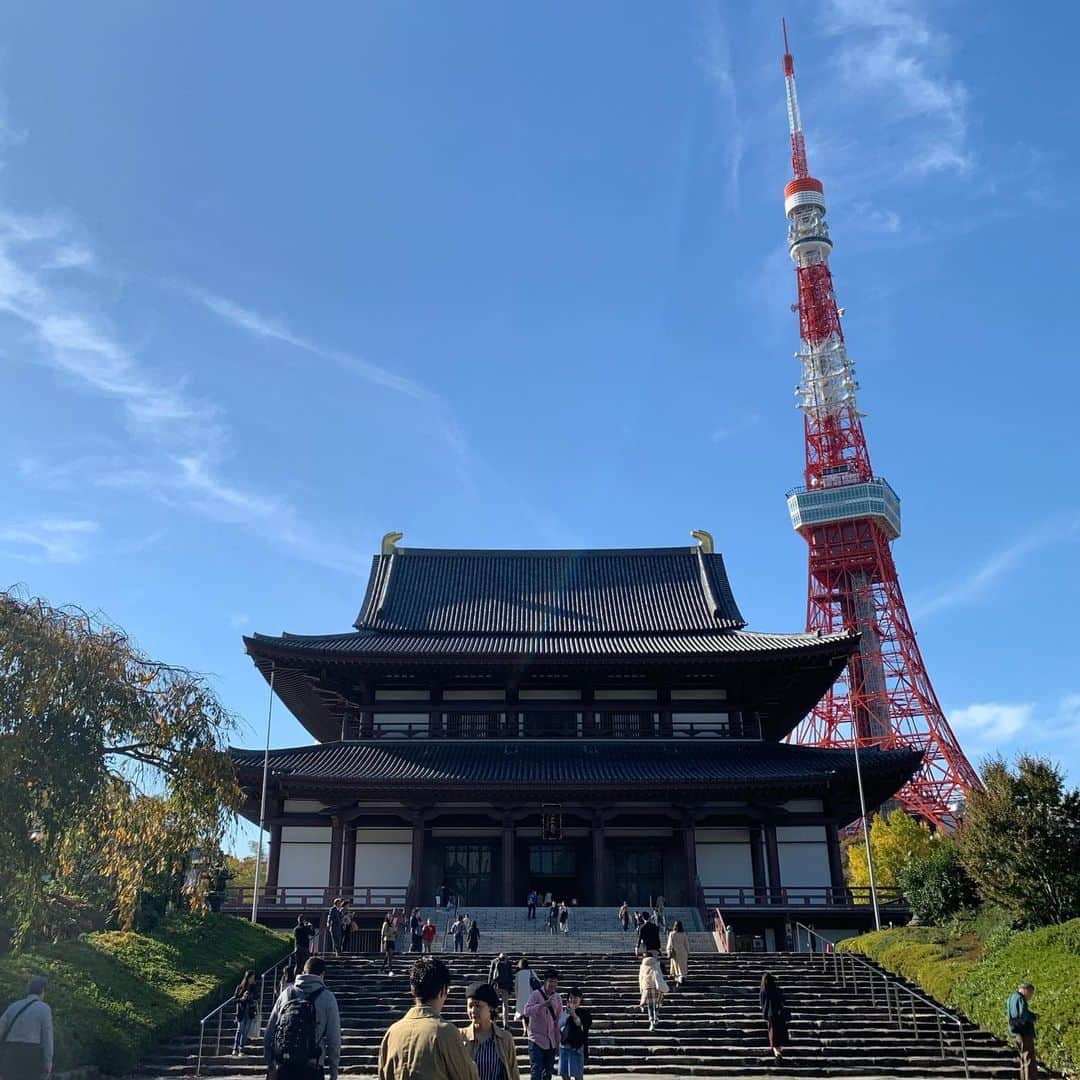 くろさんのインスタグラム写真 - (くろInstagram)「ランチはホルモンまさる🍺 食後は東京タワーまでお散歩🗼 東京タワーで沖縄イベントやってたのでサータアンダギーとオリオンビール🍺 で、増上寺からのスタバ芝大門🍓 #ホルモンまさる #食べログ百名店2019 #食べログ百名店 #昼からビール #昼ビ #東京タワー #東京タワー沖縄garden #沖縄garden #増上寺 #スタバ #ストロベリーケーキフラペチーノ #スターバックスコーヒー芝大門店」11月17日 13時56分 - m6bmw