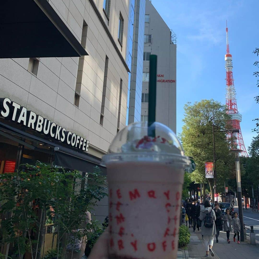くろさんのインスタグラム写真 - (くろInstagram)「ランチはホルモンまさる🍺 食後は東京タワーまでお散歩🗼 東京タワーで沖縄イベントやってたのでサータアンダギーとオリオンビール🍺 で、増上寺からのスタバ芝大門🍓 #ホルモンまさる #食べログ百名店2019 #食べログ百名店 #昼からビール #昼ビ #東京タワー #東京タワー沖縄garden #沖縄garden #増上寺 #スタバ #ストロベリーケーキフラペチーノ #スターバックスコーヒー芝大門店」11月17日 13時56分 - m6bmw