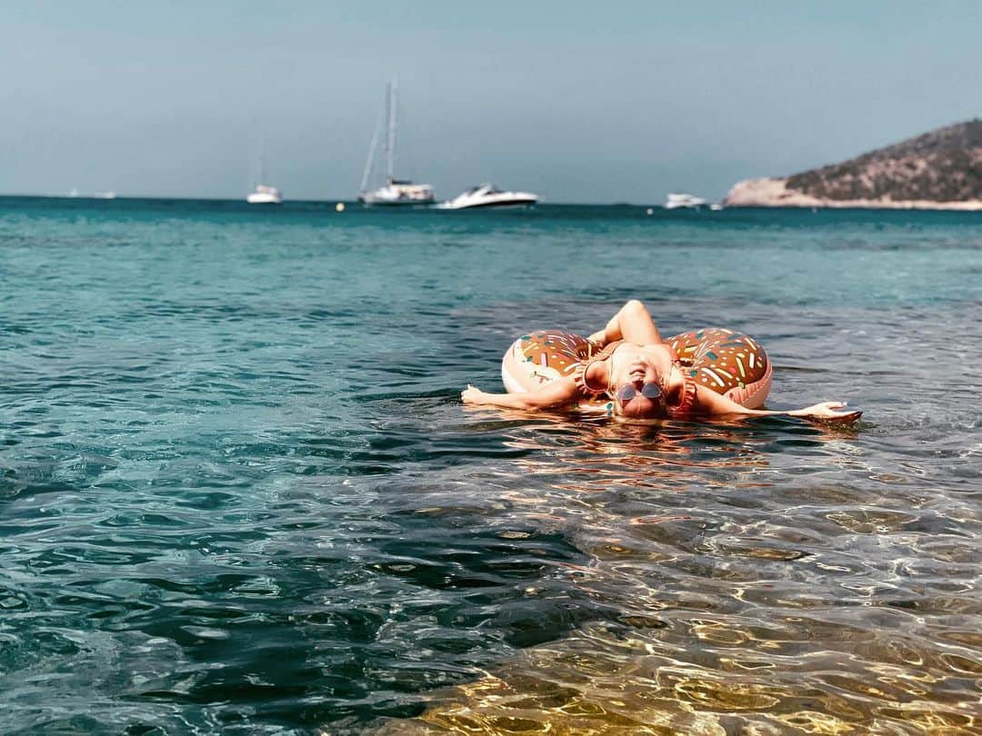 Nika Kljunさんのインスタグラム写真 - (Nika KljunInstagram)「A 🍩 for the breakfast! Loved everything about it... 🌊☀️ . Take me back to this beautiful place of serenity... needing it more than anything at the moment! . #treatyourself #donuttime #sunandfun #beachlover #ibizabeach #brothersisterbond」11月17日 13時57分 - nikakljun