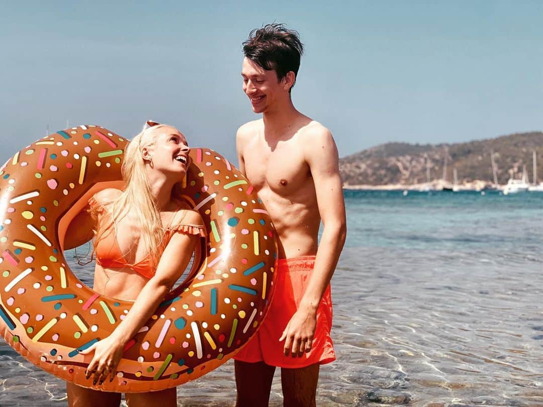 Nika Kljunさんのインスタグラム写真 - (Nika KljunInstagram)「A 🍩 for the breakfast! Loved everything about it... 🌊☀️ . Take me back to this beautiful place of serenity... needing it more than anything at the moment! . #treatyourself #donuttime #sunandfun #beachlover #ibizabeach #brothersisterbond」11月17日 13時57分 - nikakljun