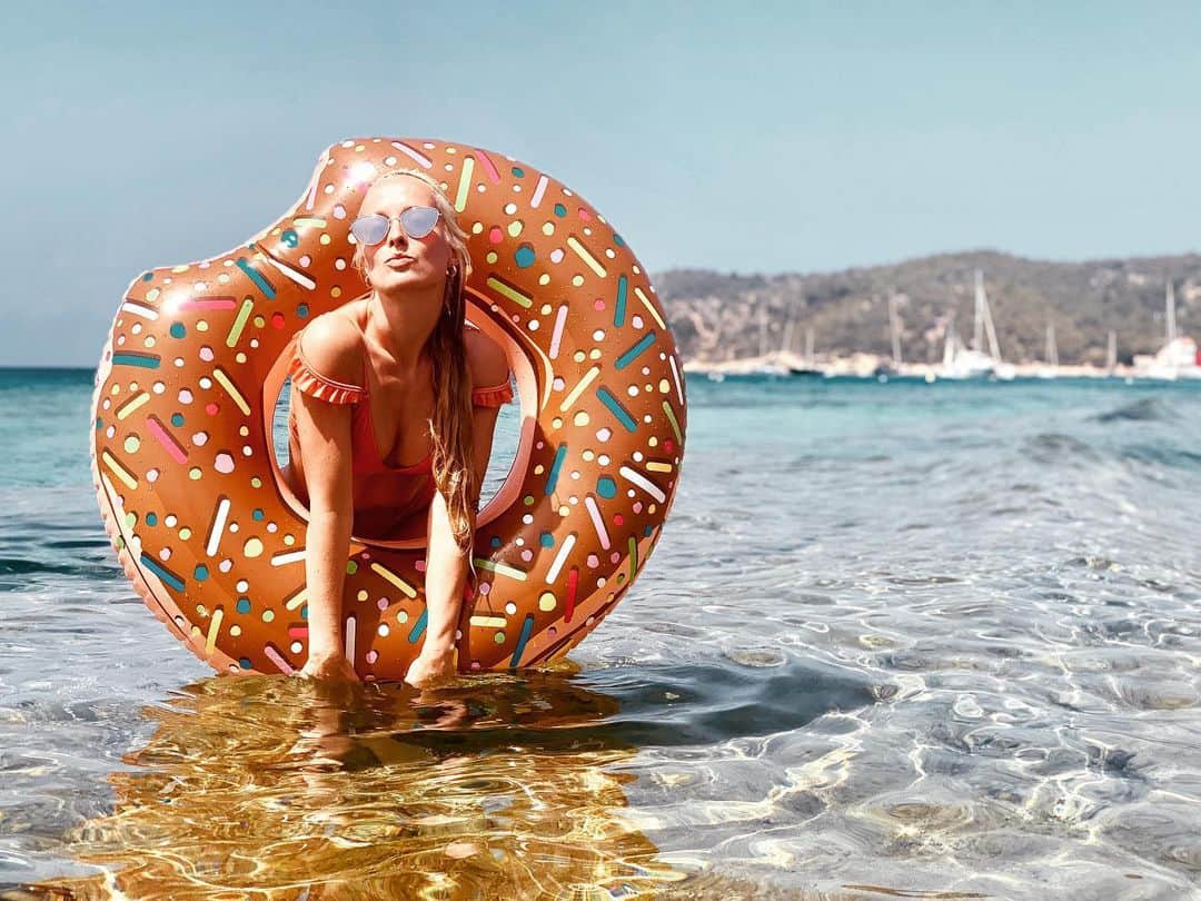 Nika Kljunのインスタグラム：「A 🍩 for the breakfast! Loved everything about it... 🌊☀️ . Take me back to this beautiful place of serenity... needing it more than anything at the moment! . #treatyourself #donuttime #sunandfun #beachlover #ibizabeach #brothersisterbond」