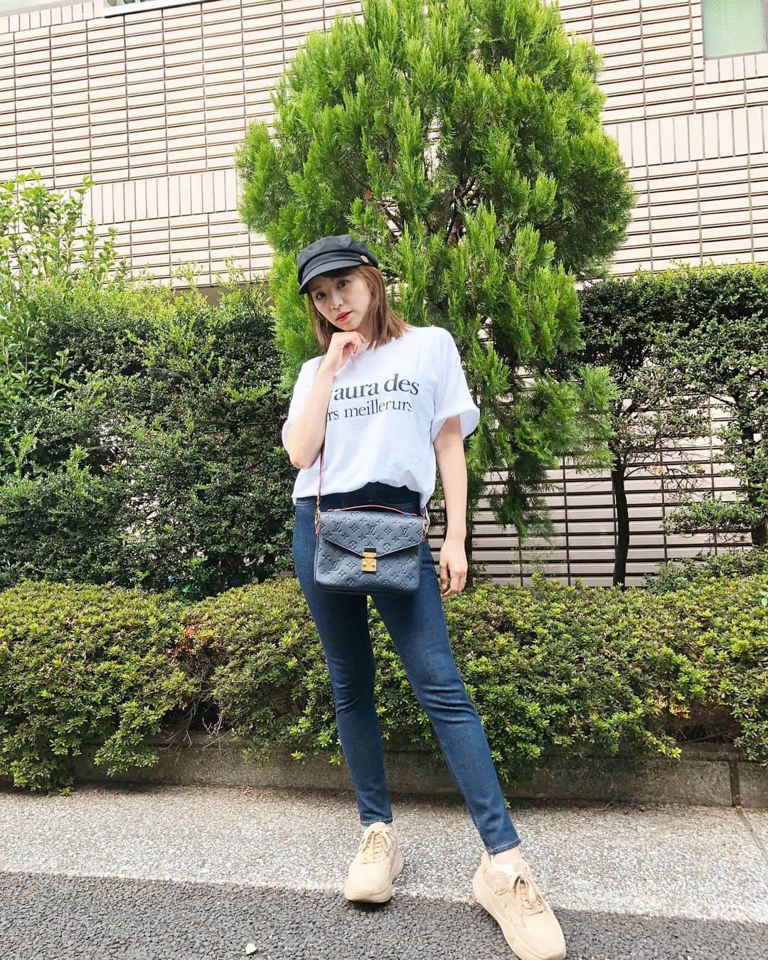 杉ありささんのインスタグラム写真 - (杉ありさInstagram)「載せれていなかった私服👖🌼 自分の体温も上がっているのか、いつも子どもを抱っこしているからか、まだまだ暖かい日は中がTシャツだったりする😂☀️ 今年は薄着な予感です💭  #tops #AKTE #jeans #redcard #bag #louisvuitton  #shoes #zara  圧倒的にデニムが増えてきた今日この頃👖 これはREDCARDと大好きな @liveglenwood コラボモデル❤️ どうしても欲しくて履けないのに妊婦の時に買ったのです😂💛」11月17日 13時58分 - itsmeariiisa