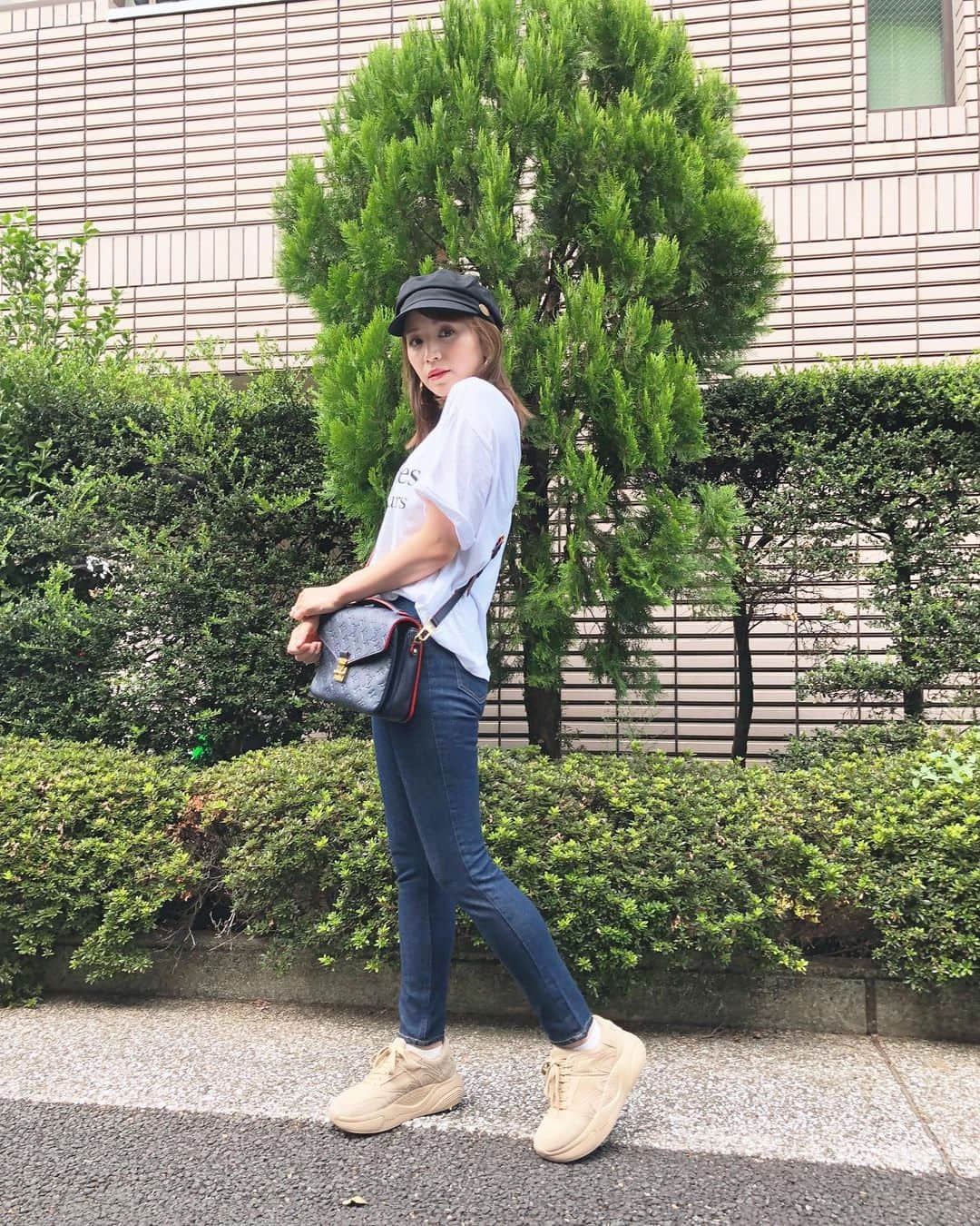 杉ありささんのインスタグラム写真 - (杉ありさInstagram)「載せれていなかった私服👖🌼 自分の体温も上がっているのか、いつも子どもを抱っこしているからか、まだまだ暖かい日は中がTシャツだったりする😂☀️ 今年は薄着な予感です💭  #tops #AKTE #jeans #redcard #bag #louisvuitton  #shoes #zara  圧倒的にデニムが増えてきた今日この頃👖 これはREDCARDと大好きな @liveglenwood コラボモデル❤️ どうしても欲しくて履けないのに妊婦の時に買ったのです😂💛」11月17日 13時58分 - itsmeariiisa