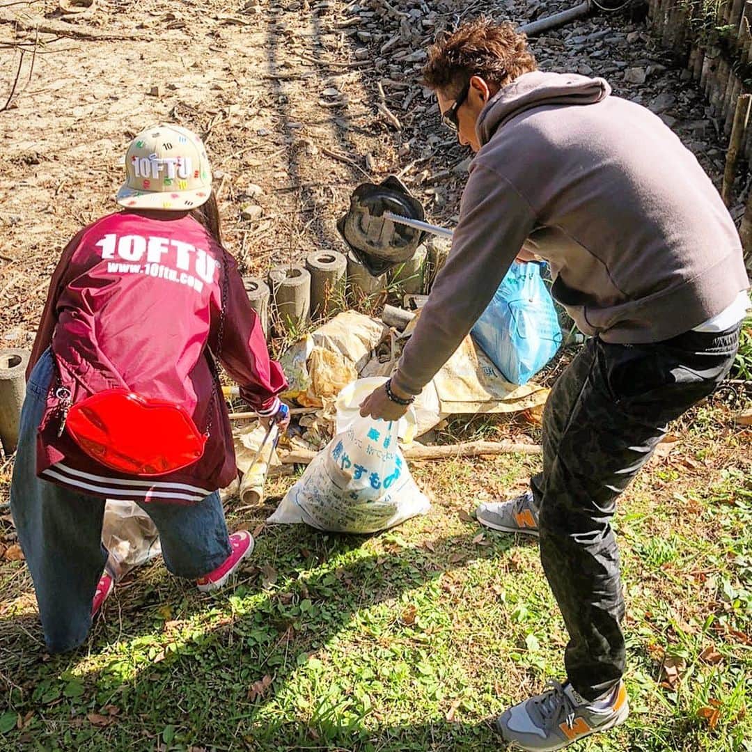 伊豫部健さんのインスタグラム写真 - (伊豫部健Instagram)「娘を連れて一緒にゴミ拾いをしてきました👍 沢山ゴミが捨てられてるのはどうかと思うが、こうしたゴミ清掃ボランティア活動のおかげで娘に教えれる事が多いのも大切な時間だなと。 やれる時は積極的に頑張り続けようと思います(^ ^) @10tenfeetunder_kiob @10ftu_kiob_smpfishing @se9rets @ken_iyobe @obick_55 @autogarage_omy @shimanofishing_jp @sunline_japan @gary_international_kk @sns_hayabusa @talex_fishing @ringstar_1889 #iyoken #kiob #イヨケン #ゴミ清掃活動ボランティア #東海市 #知多野池 #10ftu #伊豫部健」11月17日 14時00分 - ken_iyobe
