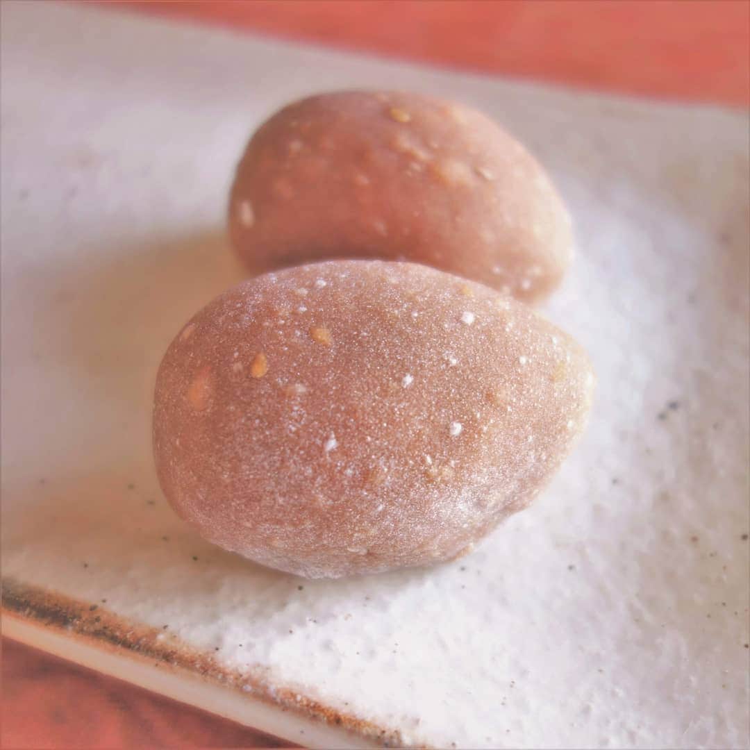 総本家駿河屋さんのインスタグラム写真 - (総本家駿河屋Instagram)「かわいいフォルムの、 #亥の子餅 です。  無病息災、子孫繁栄を祈って。 ゴマを練り込んだ ニッキの香り豊かな求肥餅です。  ファンボードのお菓子の紹介も 覗いてみてください(*^^*) http://www.souhonke-surugaya.co.jp/fanboard/  11月20日(水)まで。  #総本家駿河屋 #駿河屋 #するがや #和菓子 #いのこ #亥の子餅 #餅 #無病息災 #子孫繁栄 #伝統 #慣習 #限定 #季節 #ゴマ #ニッキ #うり坊 #かわいい #甘いもの大好き #お菓子 #スイーツ #和スイーツ #秋 #今だけ #和歌山 #京都 #surugaya #wagashi #wakayama #kyoto」11月17日 14時19分 - souhonke_surugaya_zen_emon