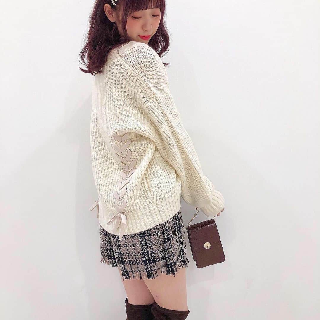 Majegirl Officialさんのインスタグラム写真 Majegirl Officialinstagram あざと可愛いコーデ Hi Maje Girl からご紹介 ビジュー釦バックリボンカーデ キラキラハイネックニット フリンジラップショートパンツ カーディガンはバックスタイルが