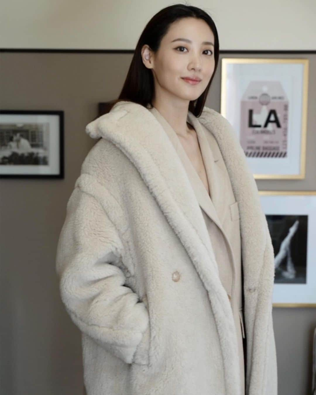 キム・スヒョンさんのインスタグラム写真 - (キム・スヒョンInstagram)「🤍🤍🤍 LA memories  @maxmara this white teddy !!🤍」11月17日 14時12分 - claudiashkim