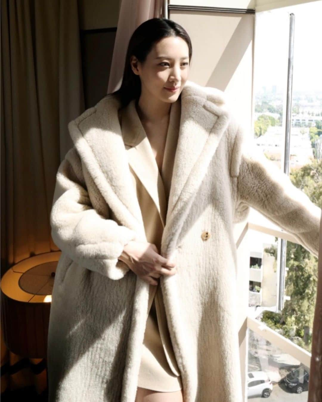 キム・スヒョンさんのインスタグラム写真 - (キム・スヒョンInstagram)「🤍🤍🤍 LA memories  @maxmara this white teddy !!🤍」11月17日 14時12分 - claudiashkim