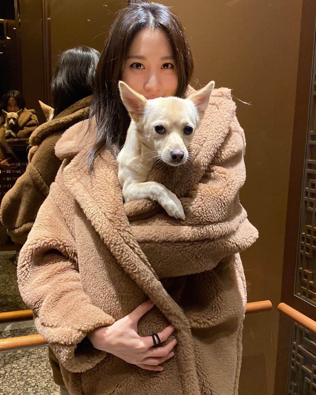 キム・スヒョンさんのインスタグラム写真 - (キム・スヒョンInstagram)「Dubu and I are ready for winter in our cozy 🧸coat」11月17日 14時15分 - claudiashkim