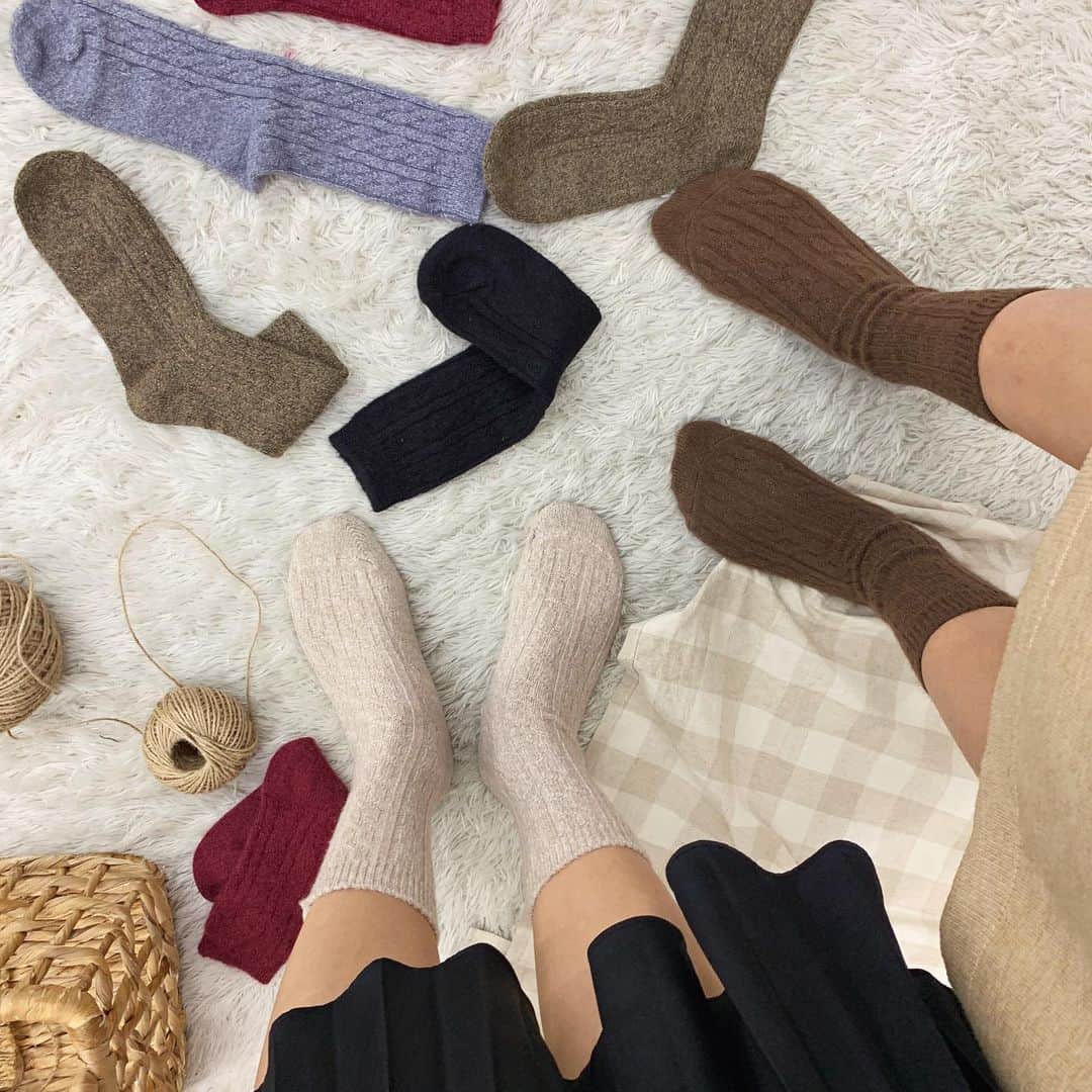 HOTPING公式アカウントさんのインスタグラム写真 - (HOTPING公式アカウントInstagram)「寒い日は足元から冷える🌨そんな時はHOTPINGのはき心地抜群なソックス🧦オシャレなニット編みで足元にもポイントを🧶豊富なカラー展開も魅力的！ − #靴下#ソックス#ファッションアイテム#カラバリ#韓国好きな人と繋がりたい」11月17日 14時17分 - hotping_japan