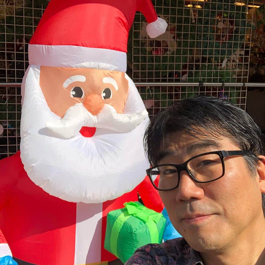亀田誠治のインスタグラム：「台北の朝。おさんぽでサンタさんに出会いました。」
