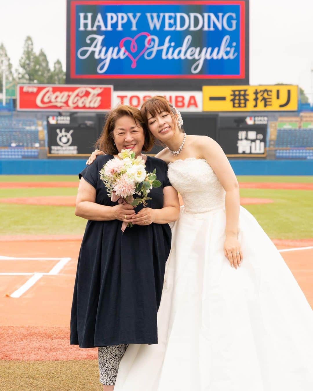 野崎鮎のインスタグラム：「ママちゃんと記念写真  ウェディングフォトの撮影の日 私の結婚を誰よりも喜んでくれている私の大切な人、 ママちゃんも一緒に神宮球場へ。  ママちゃん終始目がウルウル🥺 ずっとね、ママちゃんを安心させたくて、喜ばせたくて、 やっと1つ親孝行できたかな？  好き嫌いハッキリしていて、嘘がつけなくて、飾れなくて。 でも大切な人への愛情表現は、自分を犠牲にしてでも できる限りの事をする。 大切な人が喜んでくれる事が自分の幸せ❤ 私とママが似ている所😜  ママちゃんのこんなに可愛い笑顔を見る事ができて 幸せな1日でした❤ ママちゃんのこの最高の笑顔を守っていきたい☺️ 愛するママ、旦那様、親友に囲まれて 夢が叶い貴重な体験ができた私はなんて幸せ者なんだ❤  当たり前なんてない。 全てに感謝🙏  普段、入ることのできないダッグアウトで☺️🤙 旦那様、ゆうきちゃん、ママちゃん、私❤  #ウェディング #ウェディングフォト #記念日 #思い出 #明治記念館 #明治神宮野球場 #神宮球場 #ダッグアウト #mother #ママ #wedding #marriage #モデル #東京ヤクルトスワローズ #ヤクルトスワローズ #swallows  #dress #weddingdress #dressblack #記念写真 #weddingphotography #family #smile #specialday  #thankyou #iloveyou ♡ #happy #愛おしい人 #感謝 #photooftheday」