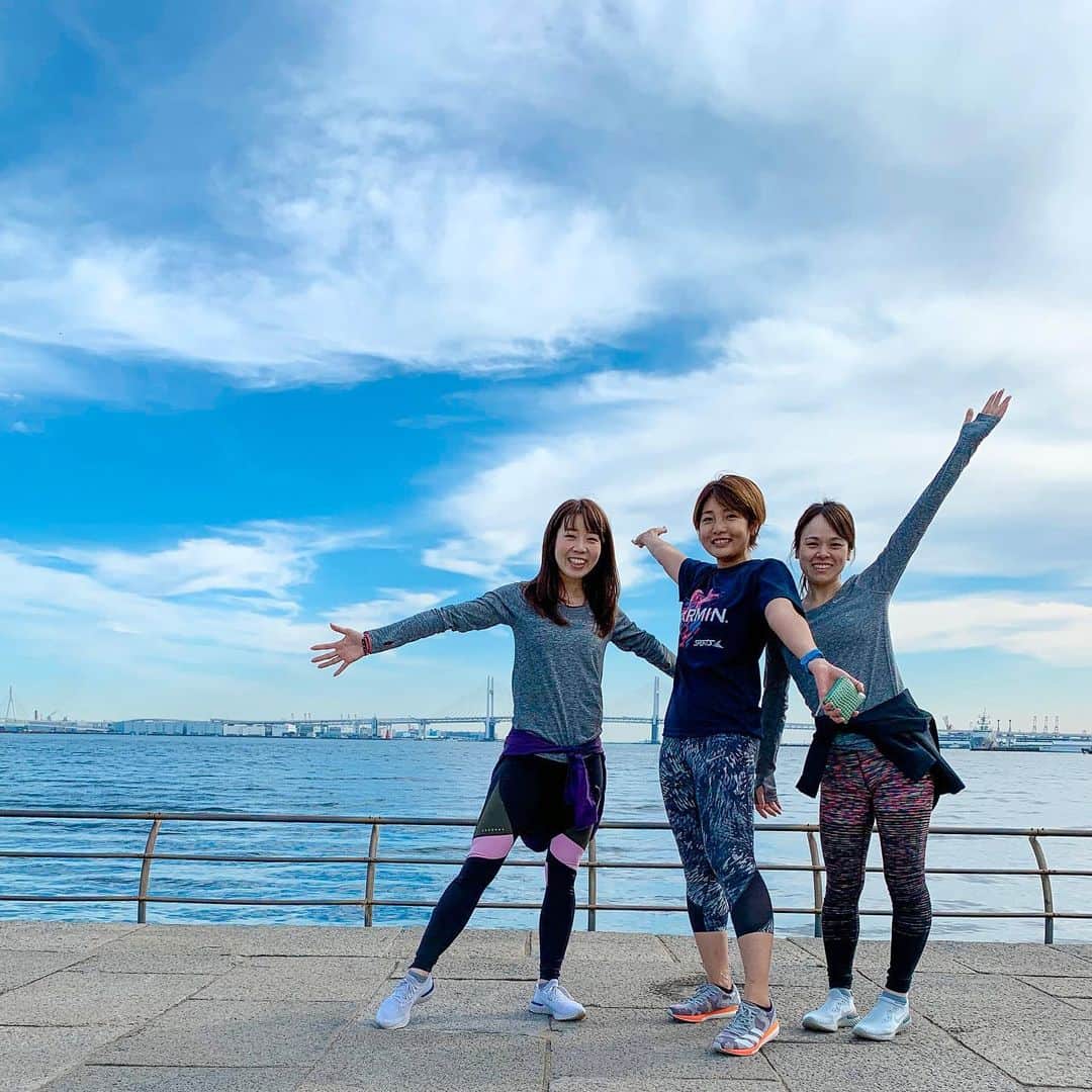 のインスタグラム：「.﻿ ----------------﻿ #run 👟7.7km﻿ ----------------﻿ ﻿ 横浜朝ラン🏃‍♀️🏃‍♀️🏃‍♀️﻿ 初の三人で色んな話しながら♪﻿ 海沿いくるとやっぱたまらん🥺﻿ #海沿いのランが好き﻿ #広がれランの輪﻿ #友達の友達は皆友達﻿ ﻿ ランからの💨﻿ 横浜中華街のお粥で朝ごはん🥄﻿ あったかい優しい味が美味しかった❤️﻿ #ホテルの朝ごはんとかでお粥があるとテンションあがる人﻿ 何食べよーってLINEで相談も迷って迷って﻿ 今回はお粥を食べたことなかったからお粥をチョイス✨﻿ 優しいお味にほっこり❤チョイス️﻿正解やった！ ﻿ ﻿ 今日は神戸マラソンだったね‼️﻿ 海沿いを走るあのコース堪能できたかなぁ？！﻿ 来年は私も神戸走りたい🥺﻿ ﻿ ---------------------------------------﻿ 🚃 #元町中華街﻿ 👟 徒歩は走ってたからハテナ　5分位﻿ 🥢 #馬さんの店 ﻿ 看板の馬い安い早いの文字‼️最高やん﻿ 単品で頼んで鶏粥650円だった😊安旨 --------------------------------------- ﻿ #まいrun #running #横浜ラン #朝ラン」