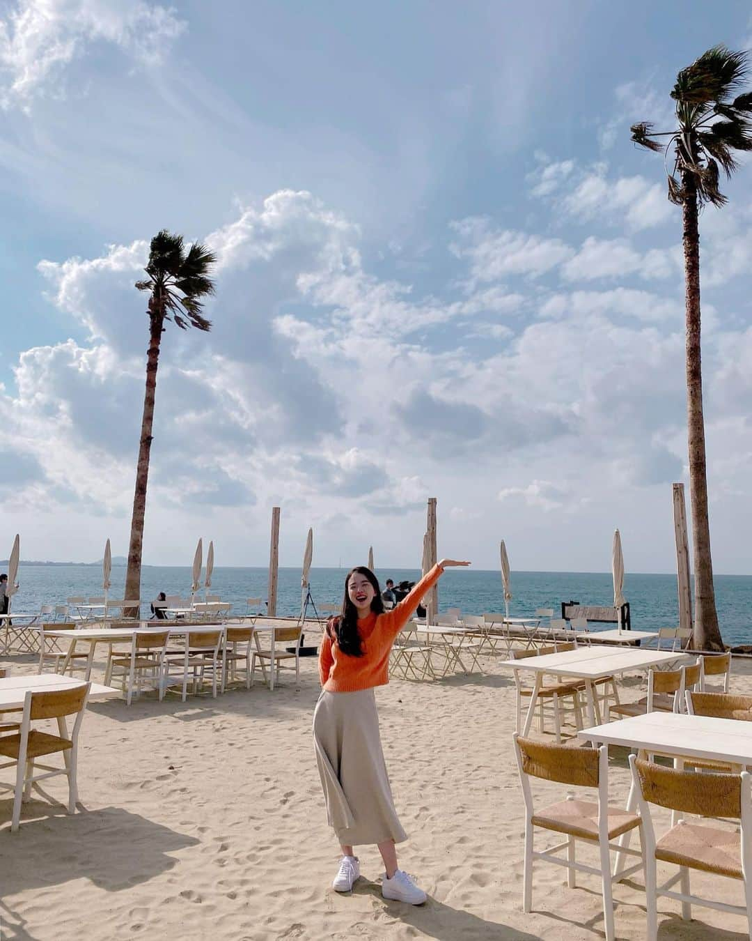 ハヌルさんのインスタグラム写真 - (ハヌルInstagram)「제주도 진짜 날씨조아요☀️☀️ 더워더워!!!!🧡🧡🧡🧡🧡 오랜만에 #몽상드애월 와서 한라봉번 폭풍 흡입🍊 대존맛이니까 가시는분들 한라봉번 드셔보세여!!!!!!」11月17日 14時23分 - haneulina