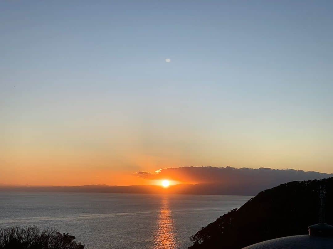 柏山奈々美さんのインスタグラム写真 - (柏山奈々美Instagram)「江の島の夕日と夜景と神社。  加工なしでこの綺麗さ。  どこも素敵すぎてずっと眺めていたかった。 カメラには映らなかったけど、夜空には星が沢山光っていました。  #メカクシティクエスト #江の島」11月17日 14時23分 - nanamikashiyama