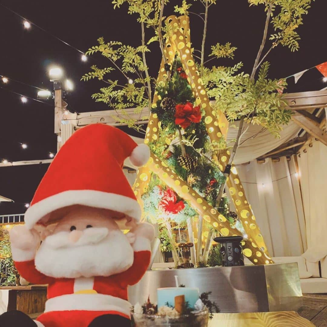 スザンヌさんのインスタグラム写真 - (スザンヌInstagram)「昨日はお仕事後に﻿ @unfurl_insta ﻿ @chikaken_takeakari の﻿ クリスマスマーケット☕️🎅🎄﻿ コタツのお席もあったし、﻿ ホットチョコレート🍫もあったか美味しいしちょっとはやめの﻿ クリスマス気分を味わえた🧡﻿ ﻿ からの夜スリ🍛🇱🇰﻿ ﻿ ずーっとカレー🍛食べたかったから嬉しい💕﻿ 食べたすぎてかしら？﻿ お皿受け取り失敗して全身に浴びたよ😂笑笑﻿ お誕生日プレゼント🎁で頂いた﻿ @amerivintage の真っ白ボアアウター脱いでてほんとによかった😍﻿ ワンピースはハイターつけて洗って無事取れました👗ほっ❤︎」11月17日 14時36分 - suzanneeee1028