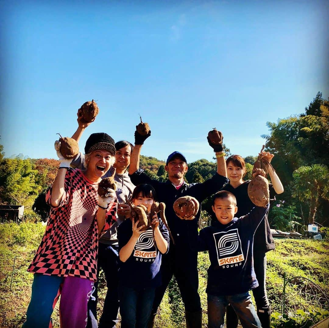 小野武正さんのインスタグラム写真 - (小野武正Instagram)「芋とネギと唐辛子と茄子を収穫🍠🌶🍆🥺✨ @joe.ishida  @tendotfive  @iroha_farm  #いろは農園」11月17日 14時37分 - onotkm3