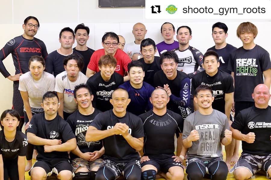 のインスタグラム：「昨夜は知る人ぞ知る極めの達人カツオこと岩崎成敦選手による一本勝ちに特化したギロチンセミナー。分かり易い内容で参加者全員大満足！やっぱ判定勝ちより一本勝ちだよね😊👍今後もカツオセミナー第3弾含めrootsの土曜はセミナーをバンバンやる予定なのでチェック宜しくお願い致します🤲 Yesterday was a great seminar by Guillotine Master Mr. Iwasaki. #Repost @shooto_gym_roots with @get_repost ・・・ 岩崎成敦グラップリングセミナー。 ご参加いただきありがとうございました！ 岩崎先生ありがとうございました！ #rootsgym #shooto #mma #triforceroots」