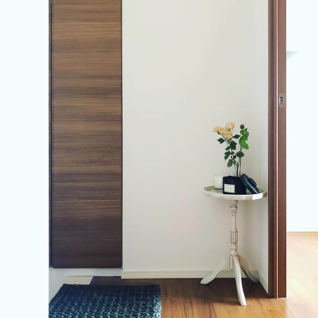 望月律子さんのインスタグラム写真 - (望月律子Instagram)「自宅で地味に好きな場所…玄関。 この小さな一角が何だかとても好きなんですよね。 よくお花を飾ります。 さっ！掃除も洗濯も終わったし夜ご飯の買い出しに行こ！ #好きな場所 #自宅で過ごす日曜日 #今晩はカレーです☺︎」11月17日 14時45分 - ritsukomochizuki