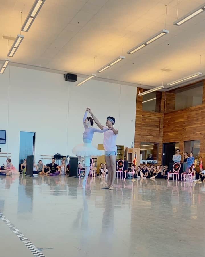 のインスタグラム：「First run through after just coming back from being out💉 Not back to normal yet, but getting better and stronger💪🏻🙆🏻‍♀️😉 Dancing with my Nutcracker Prince @chunner🤴🏻 怪我の治療から戻ってきたばかりの通し稽古💉　少しずつ良くなってきました💪🏻🙆🏻‍♀️😉 くるみの王子は @chunner です🤴🏻 Thanks @melodyjoywalsh for the surprise❤️💕😘 #ballerina #ballet #sugarplumfairy #nutcracker #capeziopointeshoes #zarelytights #chacott #rubialegwarmers」