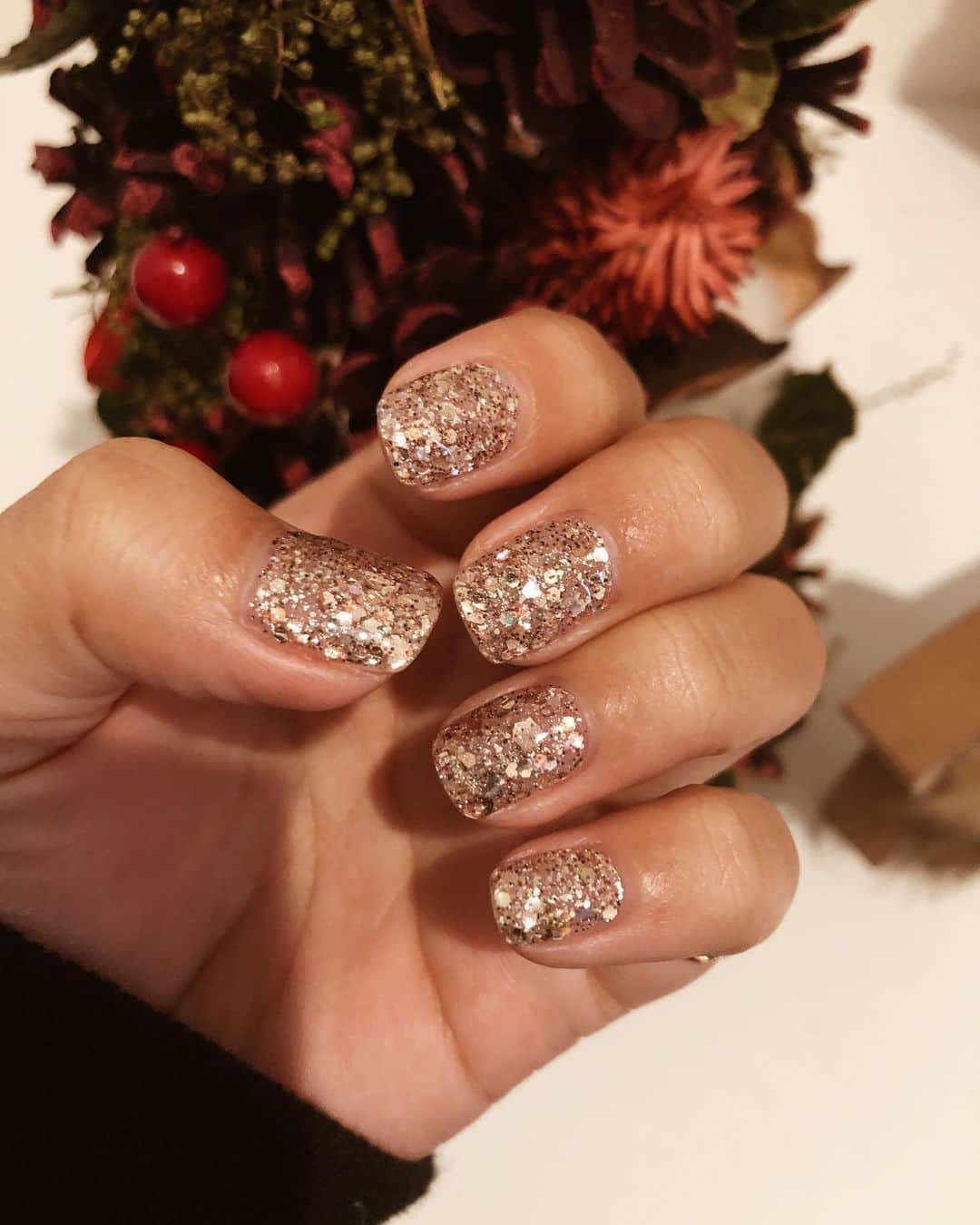 のインスタグラム：「のっびのびだったネイルを変えてきた❄️❤️ ㅤㅤㅤㅤㅤㅤㅤㅤㅤㅤㅤㅤㅤ シルバー・ブラウンラメを混ぜてもらったキラキラネイル💅💗 ㅤㅤㅤㅤㅤㅤㅤㅤㅤㅤㅤㅤㅤ めちゃくちゃお気に入り❤️ #instagood #instalove #instagram #nail #ネイルサロン #ネイル  #お気に入り #💓 #💅 #ブラウン #冬ネイル #shii_nail🌹」