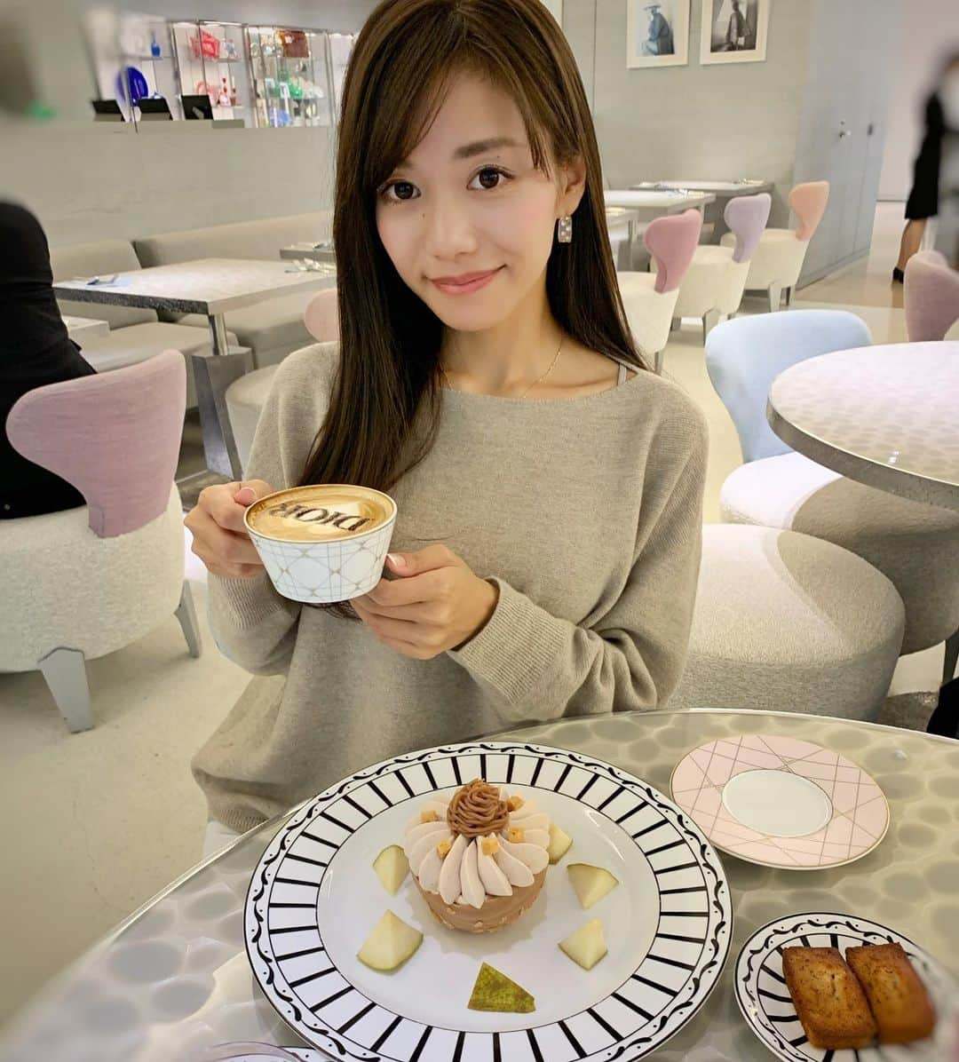 福山唯さんのインスタグラム写真 - (福山唯Instagram)「ゆきちゃんとDior cafeでお茶したよ♡ 幸せになれる可愛い空間で大好き😻 . .  大好きな洋梨と栗の組み合わせ🤤💗美味しかった🍐✨ . . 忙しい時期でバタバタしたり疲れちゃってたけど、、頑張らなきゃ✨✨ 体調崩さないように頑張ろうね🥺💗 . . #diorcafe #dior #ginza #cafe #gsix #ginzacafe #sunday #weekend #latteart #latte #ディオールカフェ　#銀座カフェ　#ギンザシックス　#甘いもの大好き　☕️💗」11月17日 14時37分 - yuifukuyama