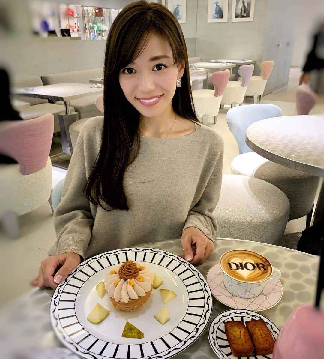 福山唯さんのインスタグラム写真 - (福山唯Instagram)「ゆきちゃんとDior cafeでお茶したよ♡ 幸せになれる可愛い空間で大好き😻 . .  大好きな洋梨と栗の組み合わせ🤤💗美味しかった🍐✨ . . 忙しい時期でバタバタしたり疲れちゃってたけど、、頑張らなきゃ✨✨ 体調崩さないように頑張ろうね🥺💗 . . #diorcafe #dior #ginza #cafe #gsix #ginzacafe #sunday #weekend #latteart #latte #ディオールカフェ　#銀座カフェ　#ギンザシックス　#甘いもの大好き　☕️💗」11月17日 14時37分 - yuifukuyama