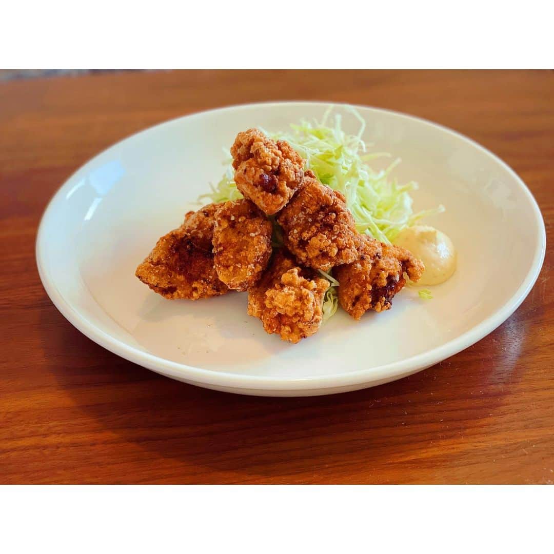 のインスタグラム：「玉ねぎの香りの鶏ムネ唐揚げ  #朝陽飯　#アサヒ飯　#asahimeshi #cooking #karaage #friedchicken #japanesefoods #鳥の唐揚げ　#唐揚げ　#鶏　#胸肉 #胸肉レシピ」