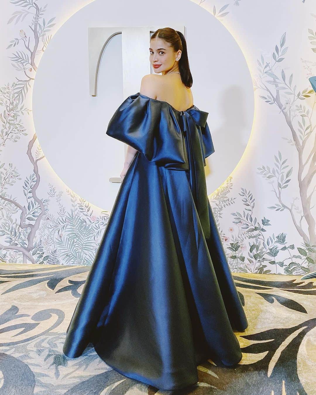 アン・カーティスのインスタグラム：「Was just me & my little date last night 🤰🏻 We missed you @erwan. Thank you @philtatler for a lovely evening. Happy 18th anniversary. 💘  Thank you @markbumgarner for my stunning gown, @gelalaurel and @santiagoraymond for my glam. Love you guys! #philtatlerball2019」