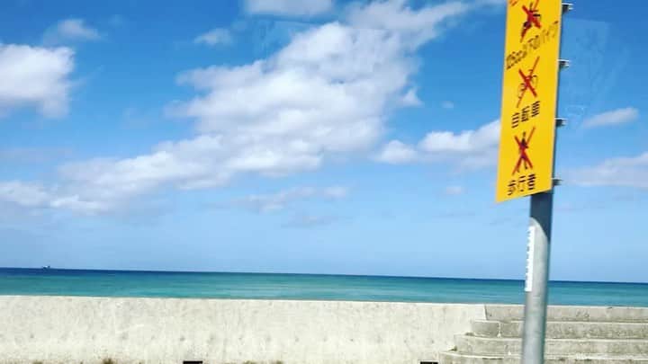小柳ゆきのインスタグラム：「チラッとだけ沖縄の海が🏝  沖縄は曇ってまいりましたが、サンエー宜野湾でのLiveでは温かく迎えてもらいました😃 . . 次はサンエー西原シティに向かいます！ 16:30からです〜！！！」
