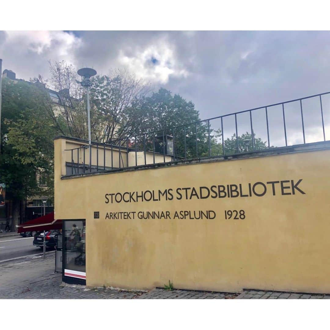 山田優依さんのインスタグラム写真 - (山田優依Instagram)「Stockholm library 📚 . 360度本に囲まれたストックホルム市立図書館 . 写真ではあまりうまく伝わらないけれど 円筒状の建物に360度広がる書棚が 絵本に出てくるような美しい空間だった . #Sweden #Stockholm #Gamlastan #Stockholmsstadsbibliotek #tabijyomap_sweden」11月17日 15時12分 - yui_gourmetwalker